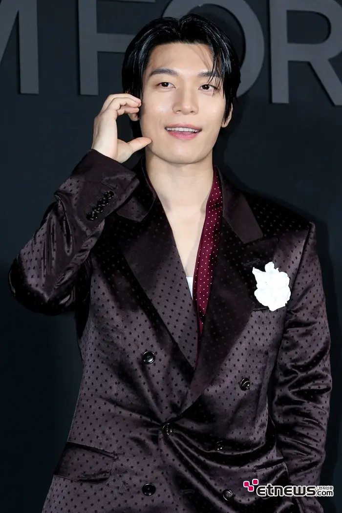 韩国演员魏嘏隽出席首尔Tom Ford Beauty品牌发布会，身着精致西装，展现非凡时尚魅力。