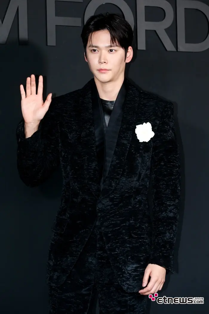 RIIZE成员恩奭身穿定制西装帅气亮相首尔Futura Seoul举办的Tom Ford Beauty照片墙活动现场
