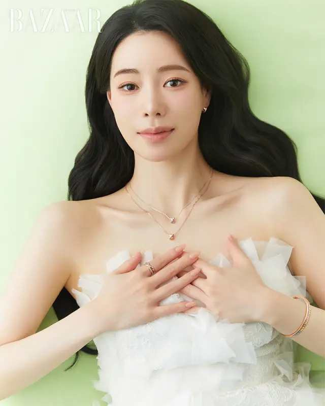 林智妍演绎春季高级珠宝画报，解锁十二周年可翻转配饰穿搭灵感