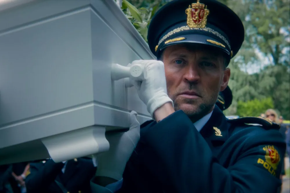 《哈利·霍尔探长》全网吃瓜！深扒网飞神作9大惊悚死法与高能结局