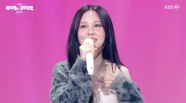 权珍雅在成始璄主持的音乐节目中现场翻唱经典曲目《希斋》
