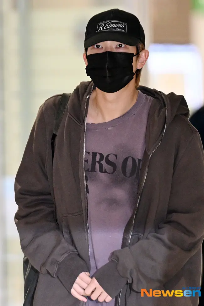 防弹少年团BTS七位成员结束美国纽约行程推着行李车顺利抵达韩国仁川国际机场