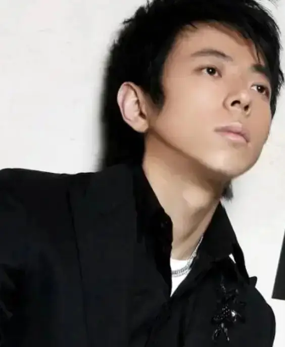 音乐版权争议再起:吴向飞要求李荣浩为未经授权演唱《路一直都在》道歉