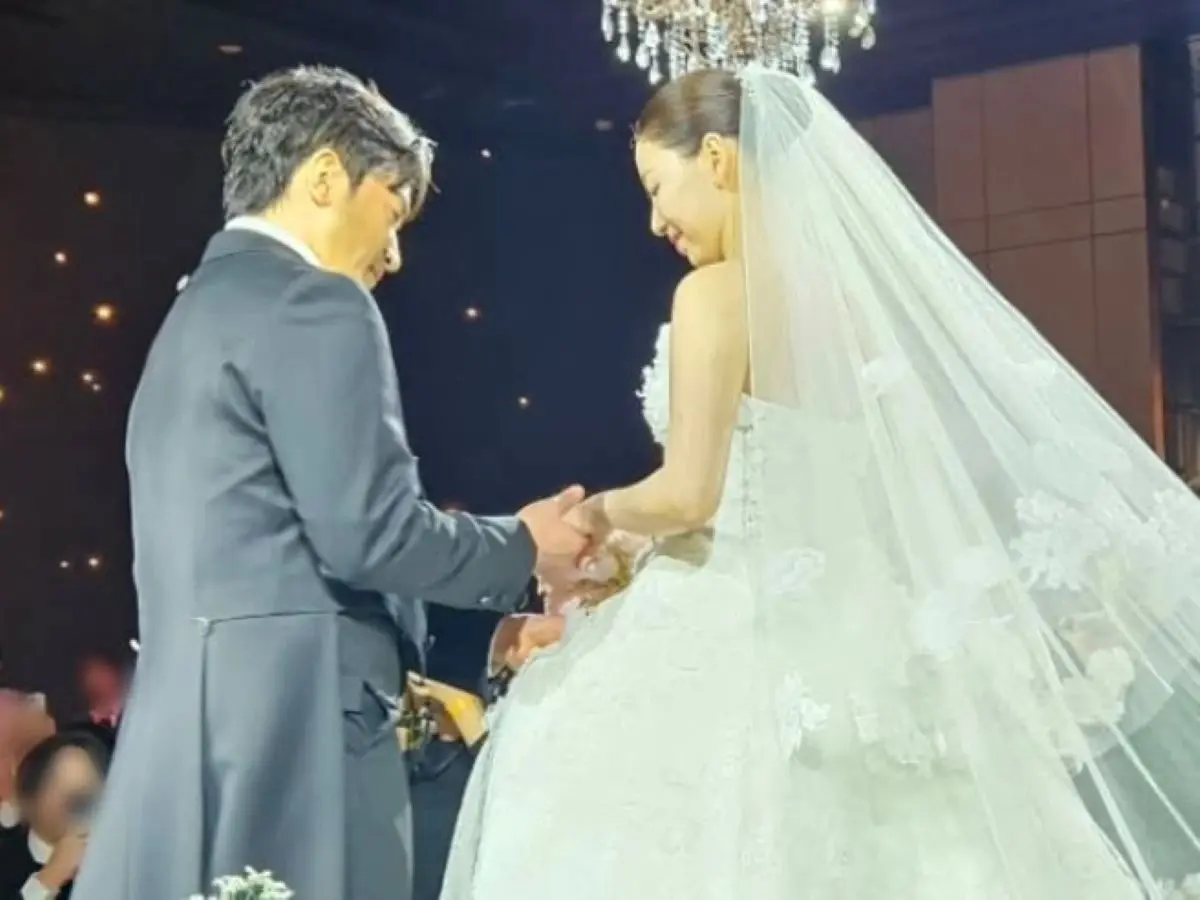 队长Eric与妻子罗惠美罕见同框出席婚礼