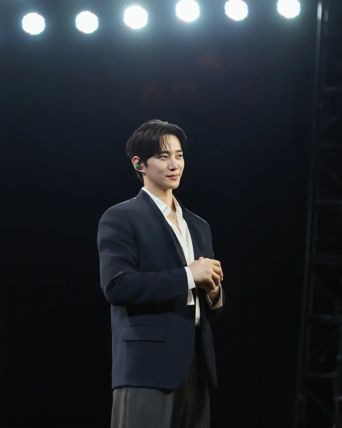 李俊昊深情演唱单曲回馈现场粉丝