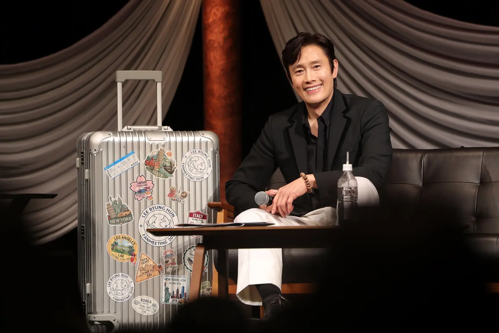 李秉宪在日本粉丝见面会现场深情演唱与粉丝互动