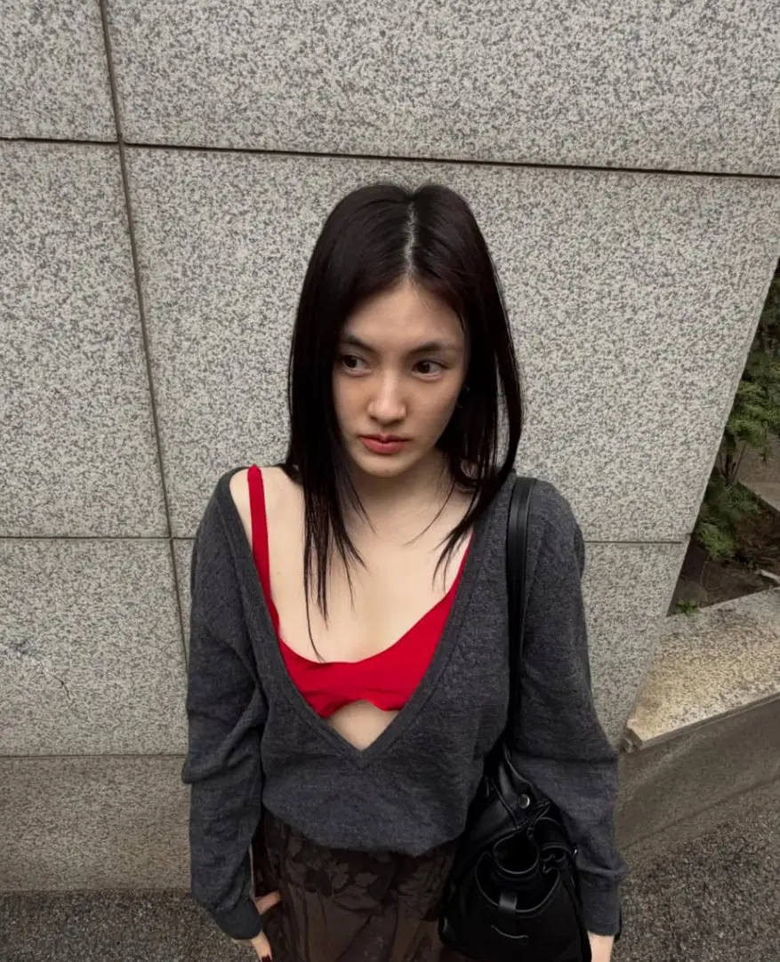 金容智随性漫步街头展现清冷气质