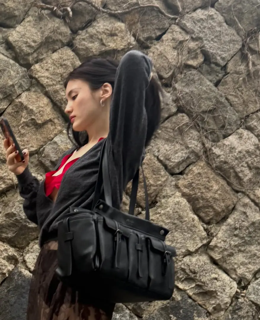 金容智在自然光下的干净素颜手机自拍