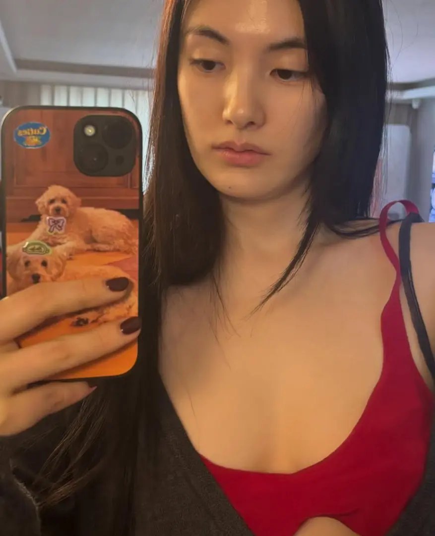金容智大胆驾驭透视半身裙尽显纤细好身材