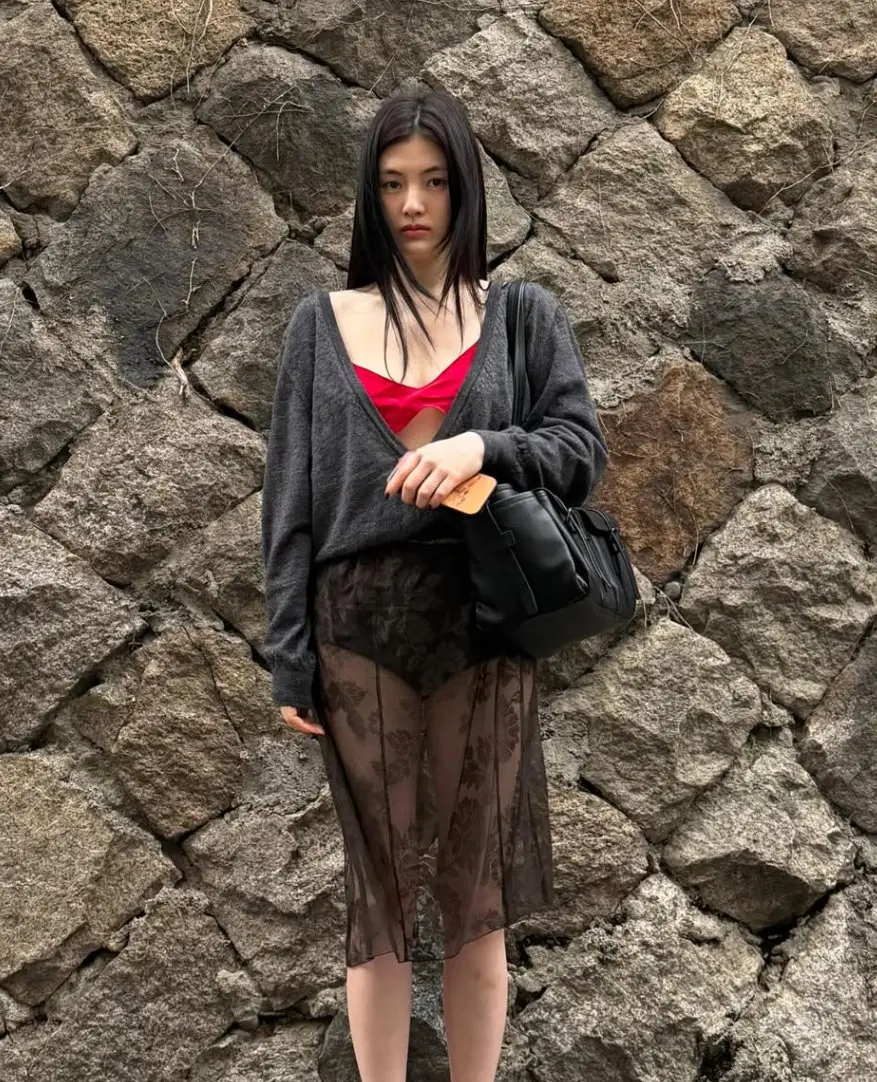金容智身穿灰色深V针织衫与红色内搭的绝美半身照