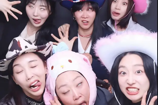 王后伞下剧组演员们在聚会上的欢乐大合照