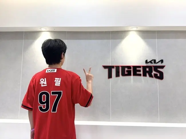 元弼身穿起亚虎球衣化身胜利妖精在赛场的帅气照片