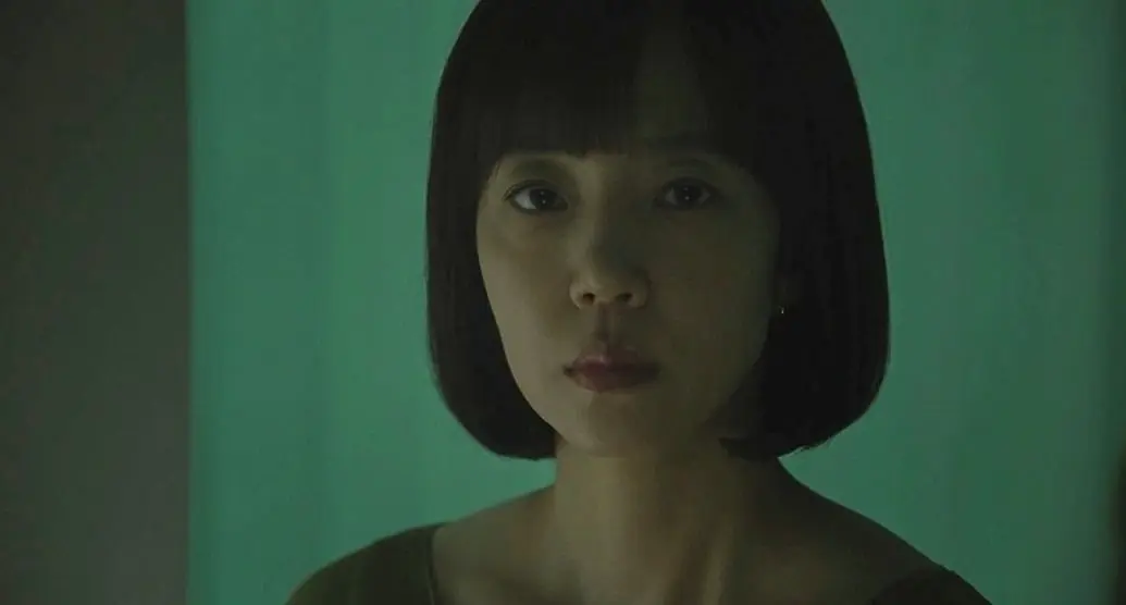 韩剧《在韩国成为建筑主的方法》林秀晶饰演的金善剧照,展现复杂内心情感