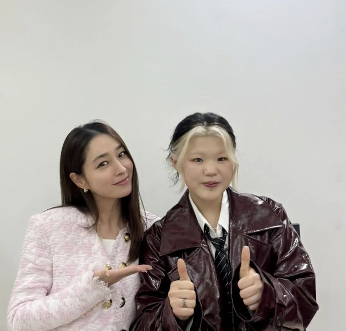 李珉廷与歌手李艺智的温馨亲密合影
