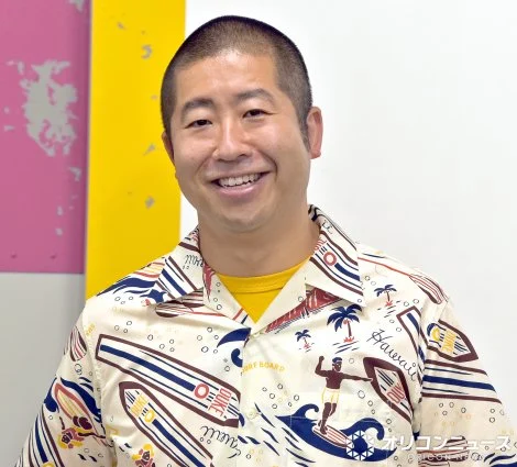 泽部佑在综艺节目中表情大笑的特写照片