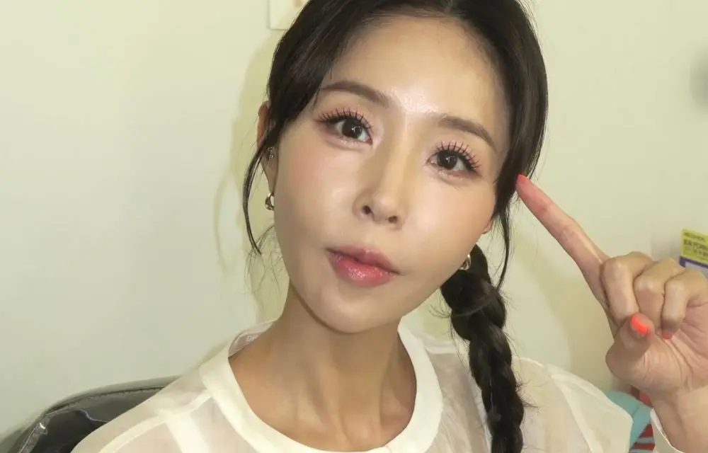 歌手申智与未婚夫文元在游乐园的甜蜜约会合影