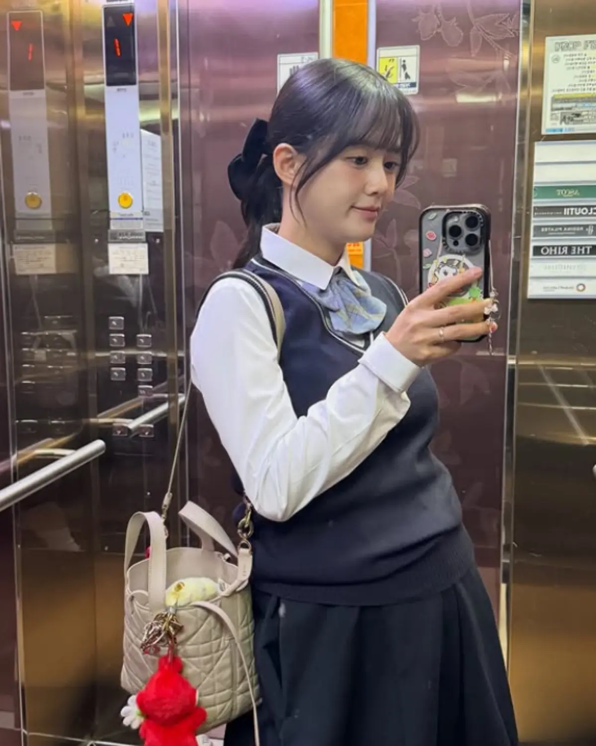 南宝拉挺着孕肚穿着韩国传统高中校服，头戴大蝴蝶结发夹展现童颜美貌的自拍照