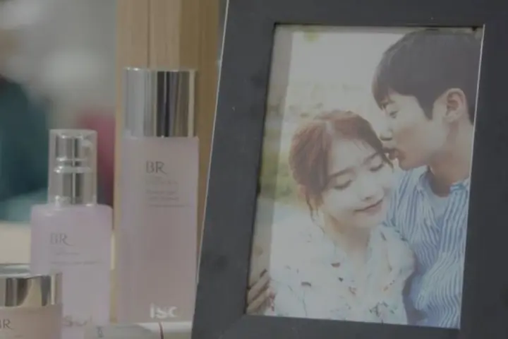 IU与边佑锡合作MBC新剧《21世纪大君夫人》，揭秘十年后重逢的契约婚姻救赎故事。