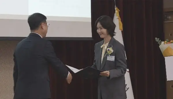 吴娟受在个人视频频道分享获奖喜悦