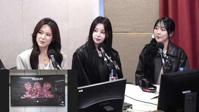 SeeYa组合金延智与南奎里及李宝蓝在Cultwo Show广播节目中的合影截图