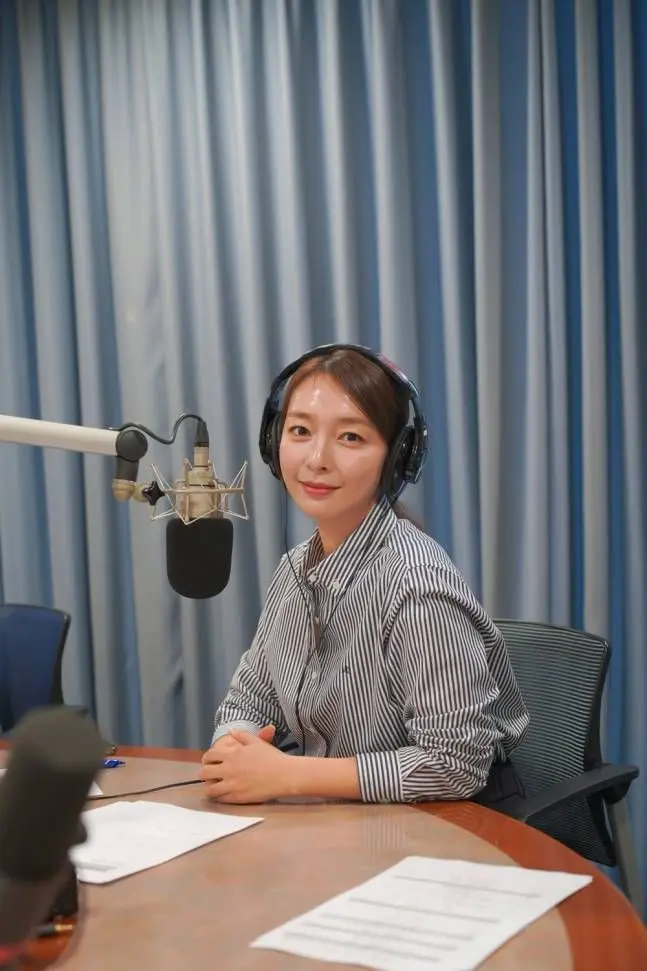 化身电台DJ主持新节目的韩国歌手李相美