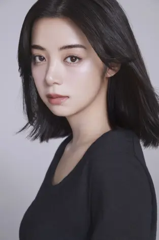 池田依来沙展现自信魅力的绝美妆容特写海报