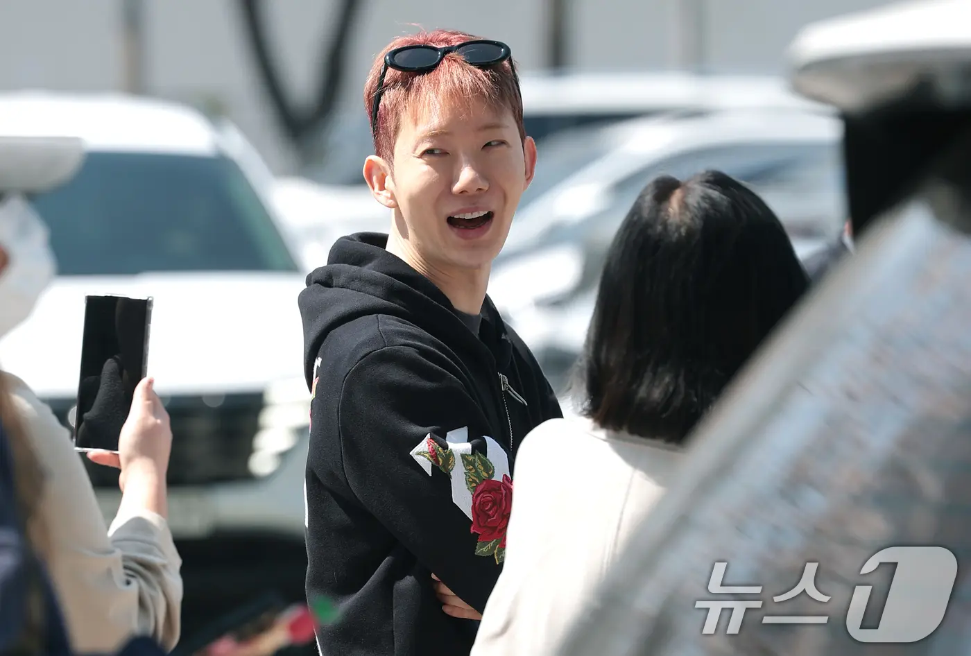 2AM成员赵权在首尔SBS放送中心外与粉丝亲密互动
