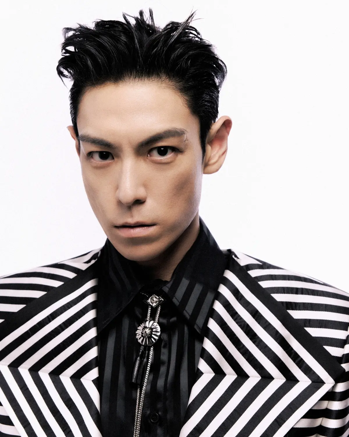 BIGBANG成员T.O.P崔胜铉为个人首张正规专辑拍摄的写真