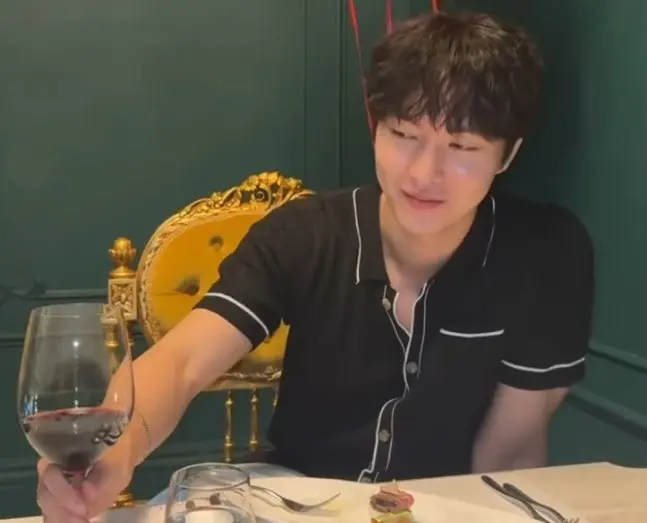 李泰利过往SNS生日帖子曝光红酒杯上的恋人倒影