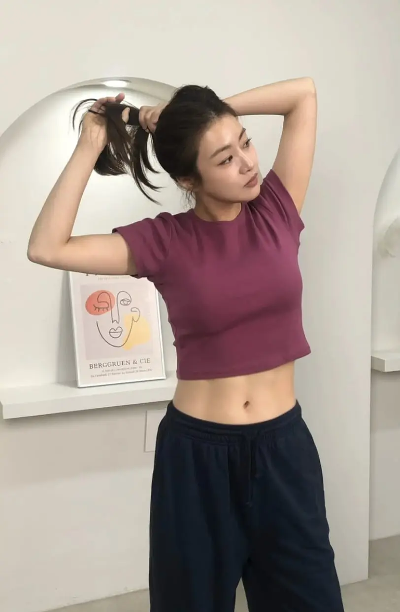 姜素拉在社交媒体上展示紫红色露脐装与鲜明11字腹肌的健身照片