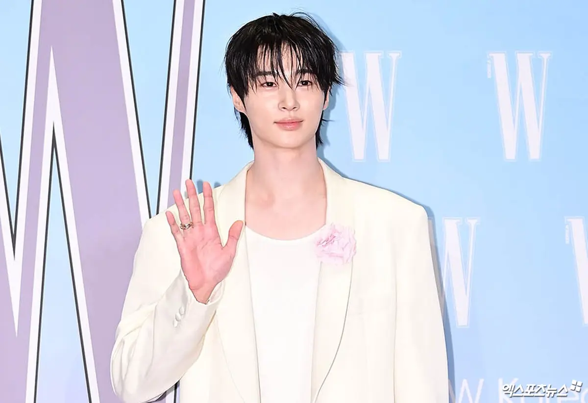 IU与边佑锡倾情出演《21世纪大君夫人》，幕后访谈揭秘角色内心深处的情感共鸣