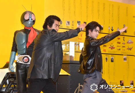 同時変身を披露した(左から)藤岡弘、、藤岡真威人 (C)ORICON NewS inc.
