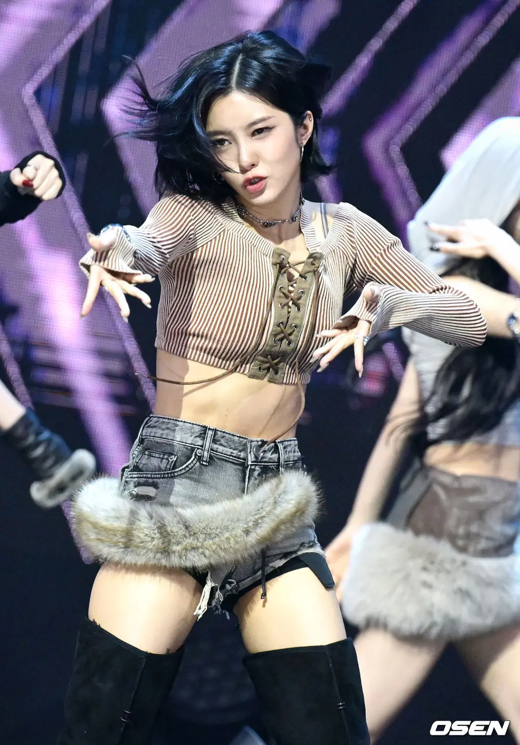 2026年4月8日Kep1er成员金多延在MBC Show Champion音乐节目生放送舞台上的精彩表演瞬间