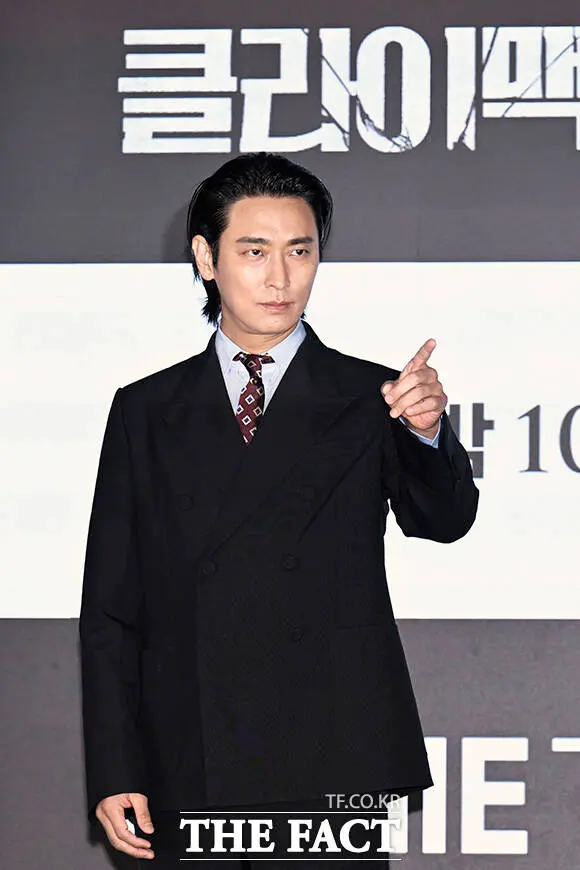 演员朱智勋在ENA大楼接受媒体专访展现成熟儒雅魅力