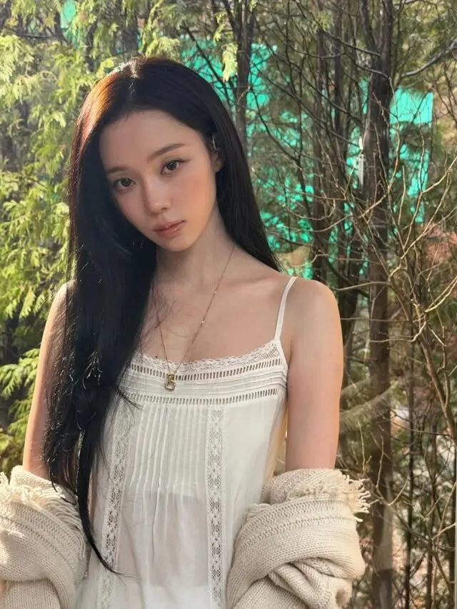 aespa成员Winter金旼炡清新甜美的社交媒体日常照,配文雨快停吧