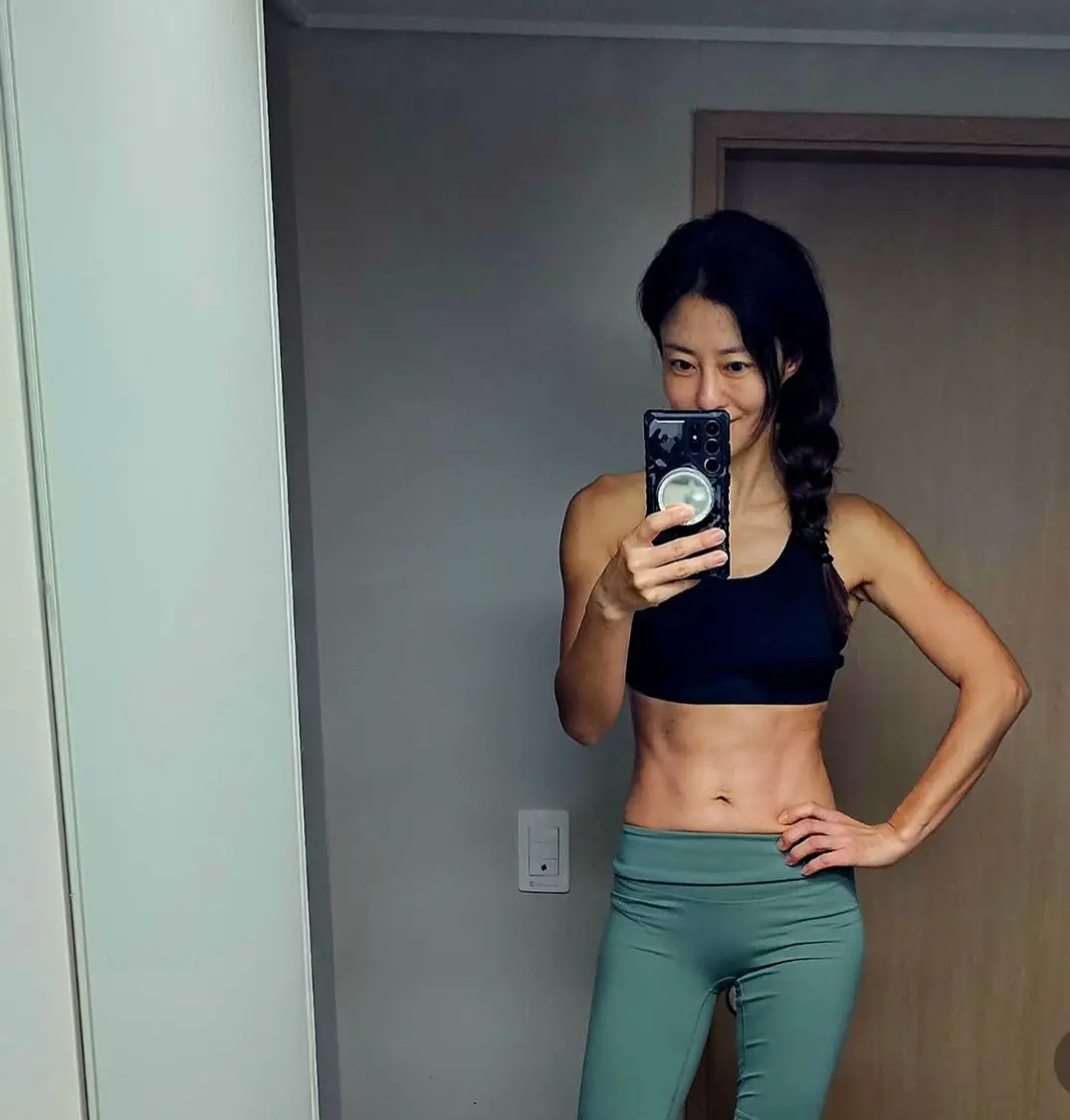 李智贤身穿运动装展示紧致的腹部线条和健美手臂肌肉