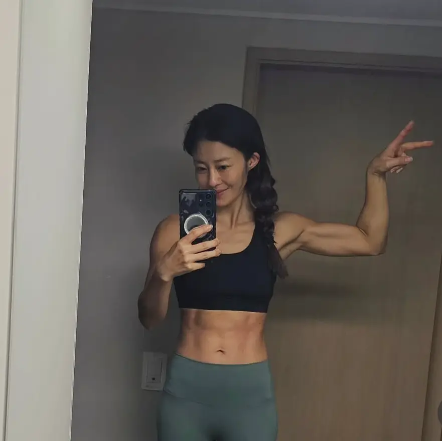 李智贤通过社交平台分享回归的腹肌照片,展现健康积极的形象