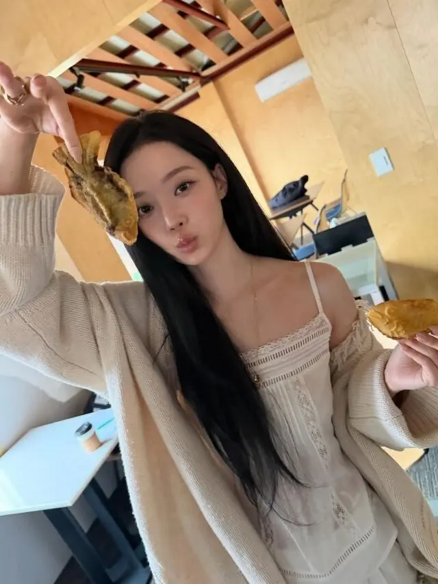 Winter手拿鲷鱼烧露出可爱搞怪的表情展现私下活泼可亲的反转魅力