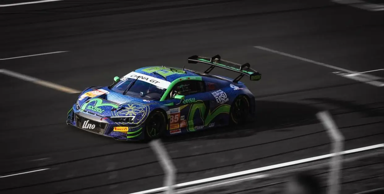 王一博新赛季备战China GT：驾驶AMG GT3赛车刷新最快圈速