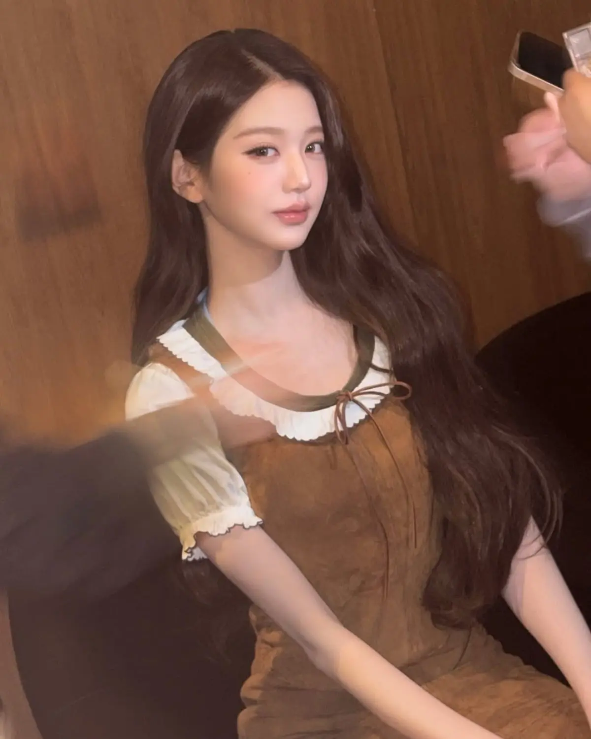 张元英INS私服穿搭,展示棕色连衣裙叠穿白衬衫的优雅造型