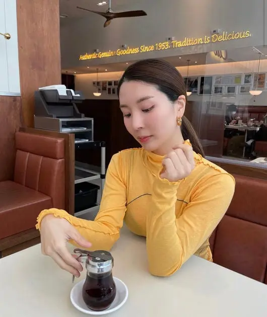“不倒翁三代”咸延智，与竞争对手农心孙女是“学生时代室友” (摩登人物志)