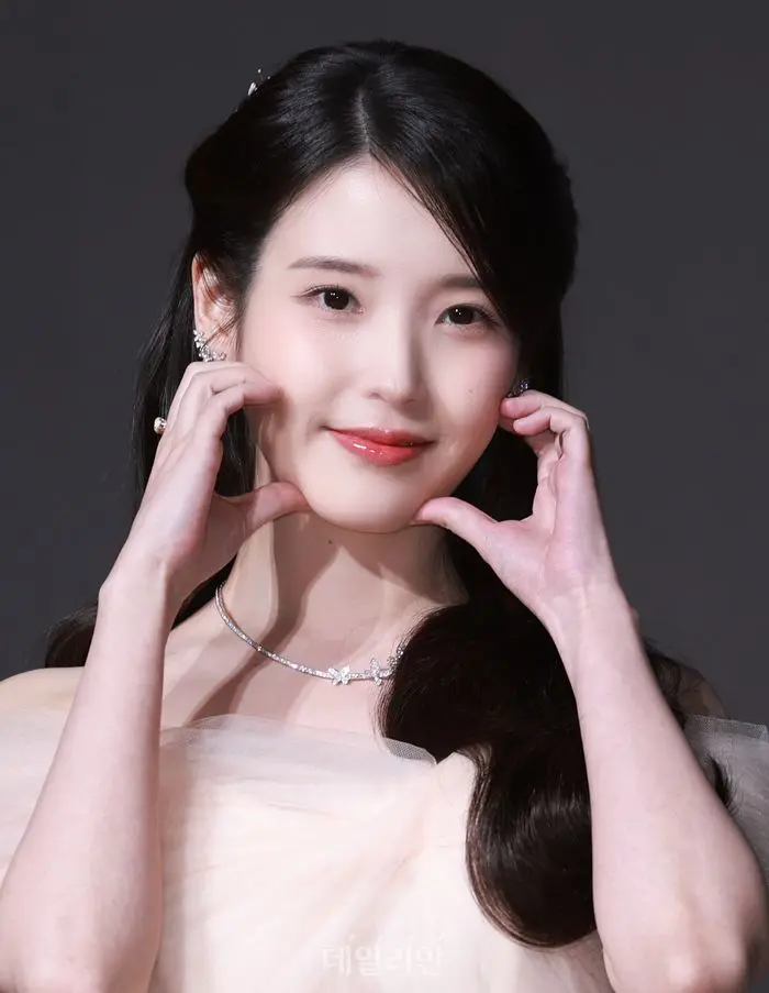 韩国演艺周报：IU边佑锡新剧发布，女团KISS OF LIFE震撼回归与好莱坞巨星访韩