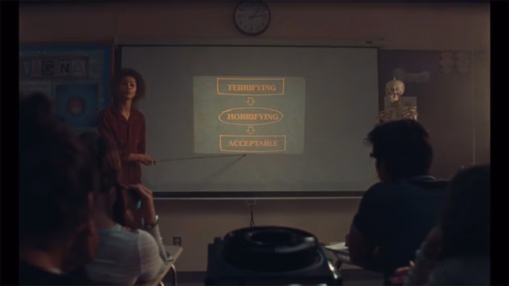 朱尔斯低头查看手机收到的私密照片