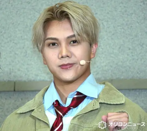 佐佐木大光与后藤健流等共演者在舞台剧《老爹鞋2026》现场欢乐合影