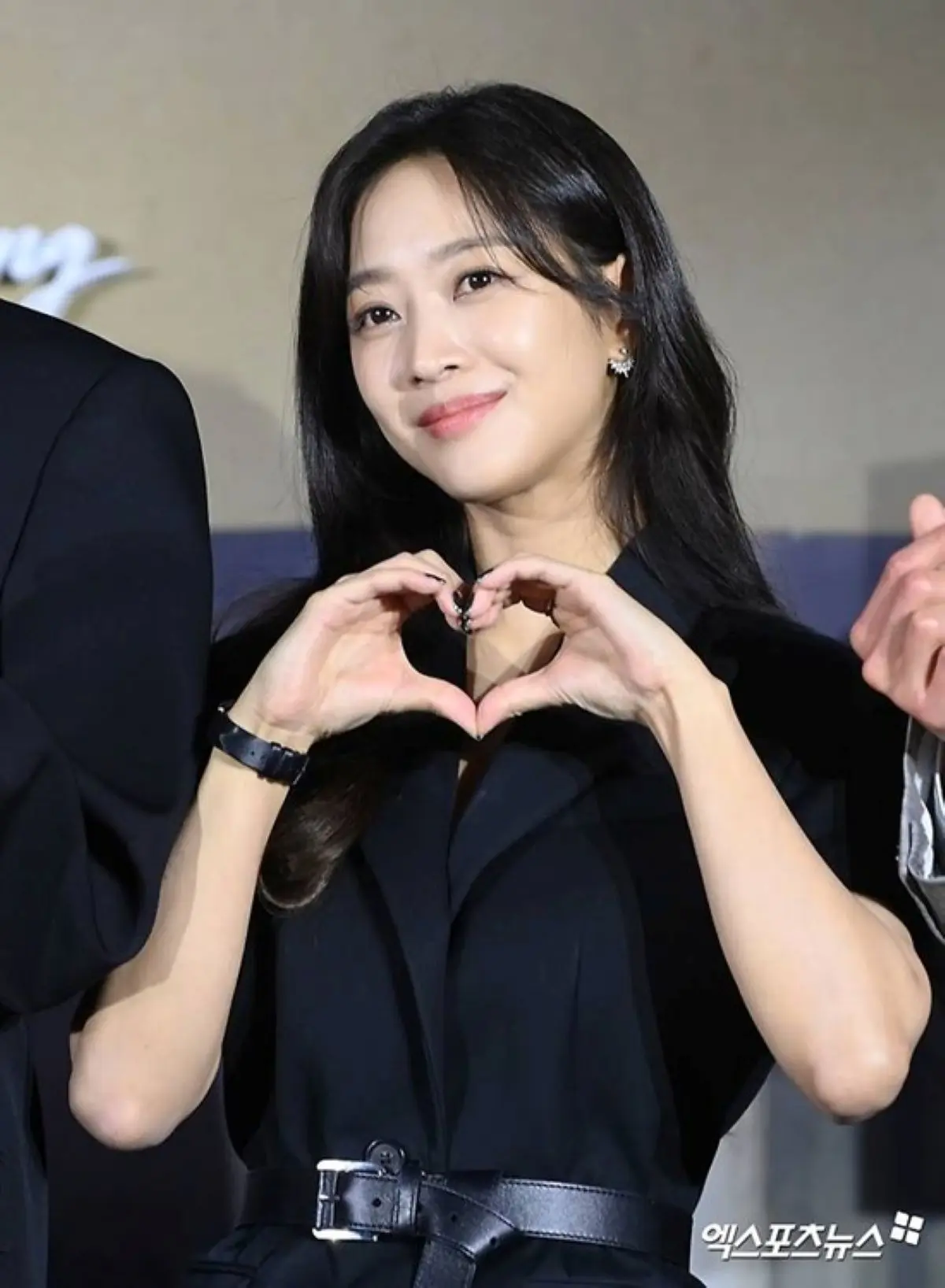 韩国女演员赵宝儿的活动照片,记录其在官宣婚讯后的幸福状态。