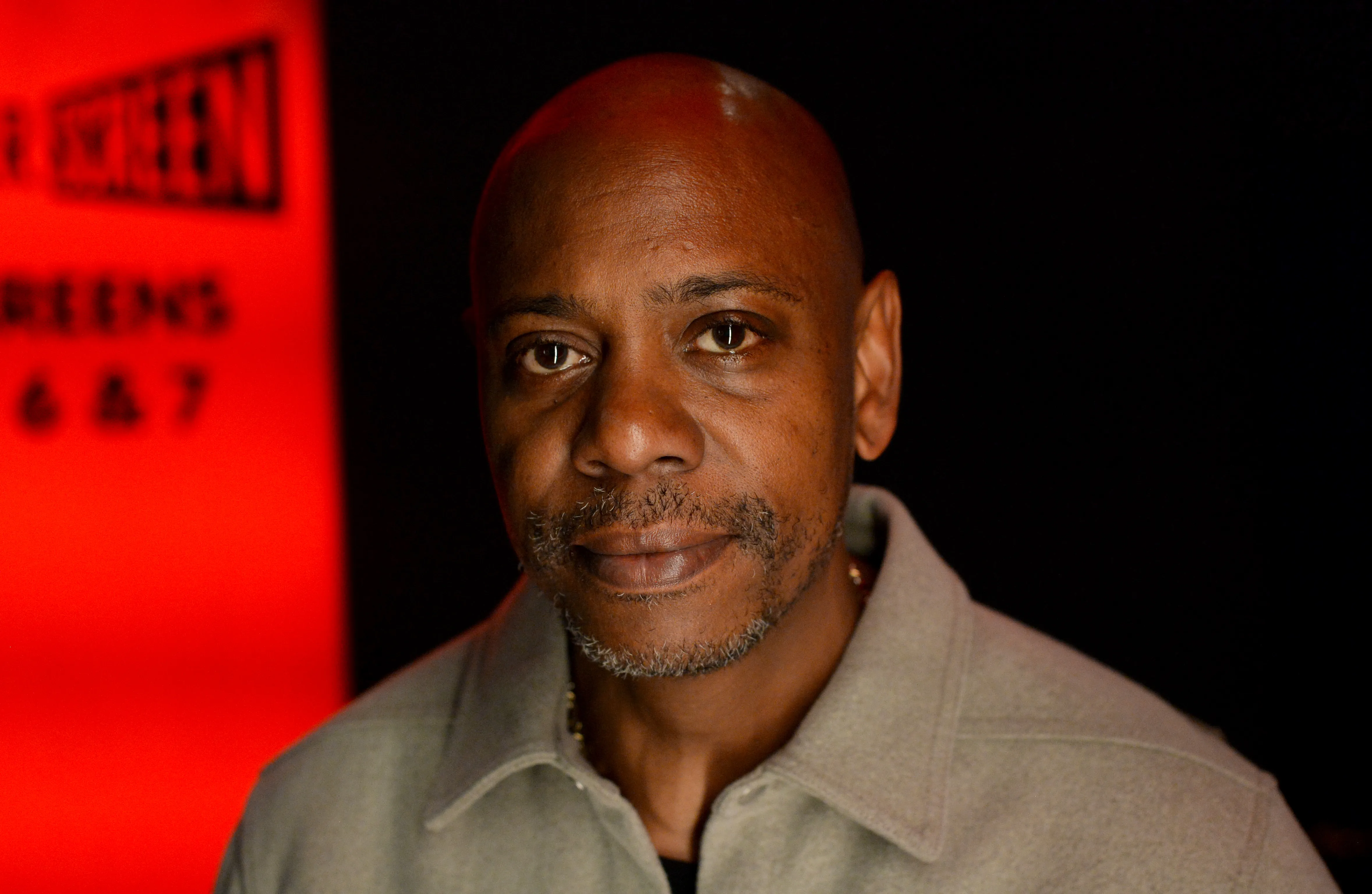 查普尔怒斥共和党利用跨性别笑话，还原合影门真相并评特朗普。