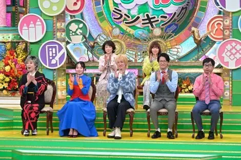 川岛如惠留微笑比出TJ手势大秀反差萌