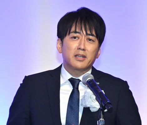 安住绅一郎在《THE TIME,》节目中举起自制收视数据展板大秀反差萌