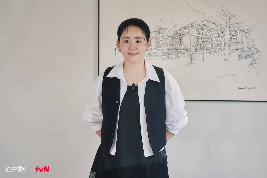 文根英面带笑容与主持人刘在石亲切互动