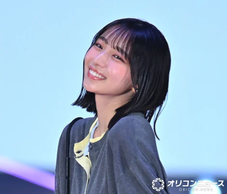 大野爱实身穿黄灰撞色开衫在走秀舞台展现治愈笑容
